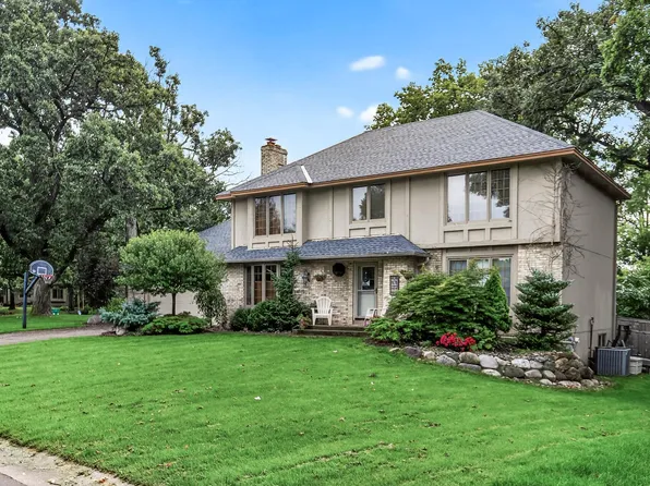 8593 Coachmans Ln, Eden Prairie, MN 55347