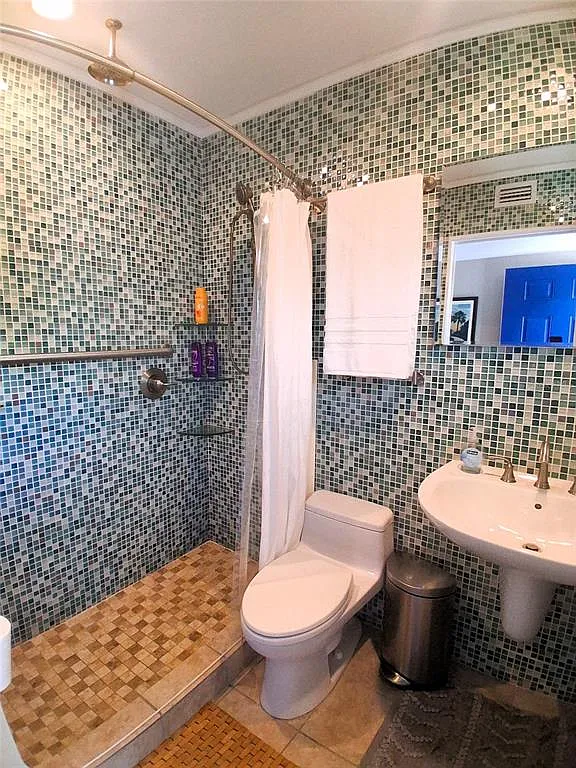 2 bed, 1.0 bath, 695 sqft, $2,700 — Photo 3