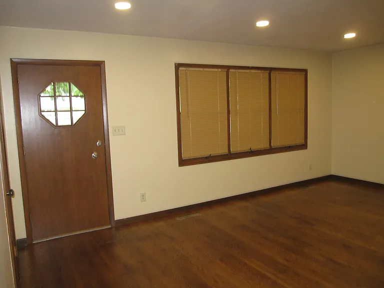 200 S College Dr — Photo 4