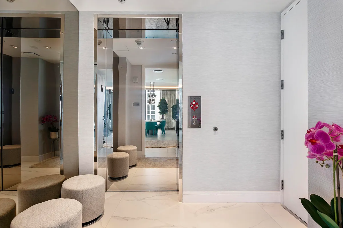 Building Photo - 15701 Collins Ave #701
