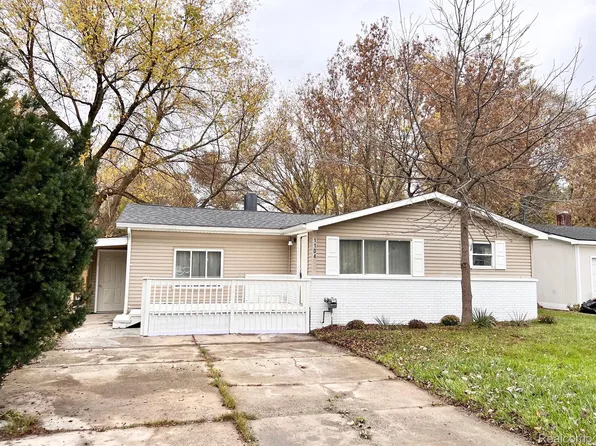 1104 W Stanley Rd, Mount Morris, MI 48458