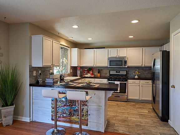 3rd image of 1464 Dolores Ln