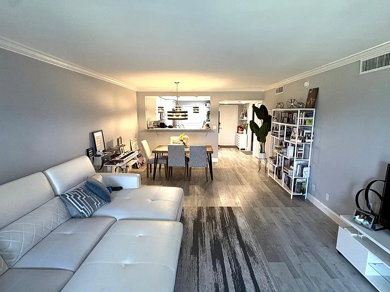 605 Oaks Dr #304 — Photo 4