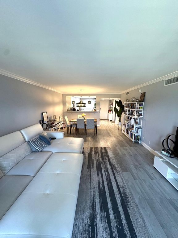 605 Oaks Drive #304, photo 4