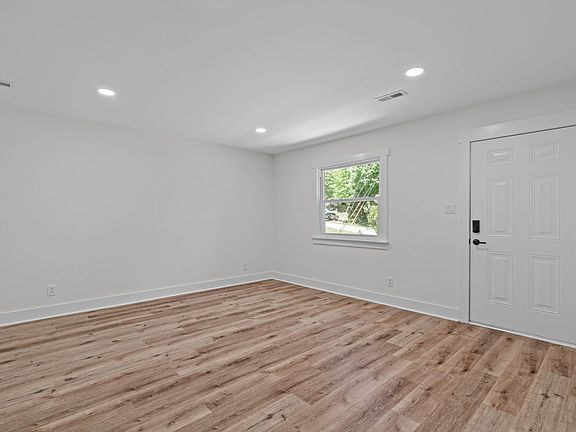 4th image of 504 Tuliptree Rd