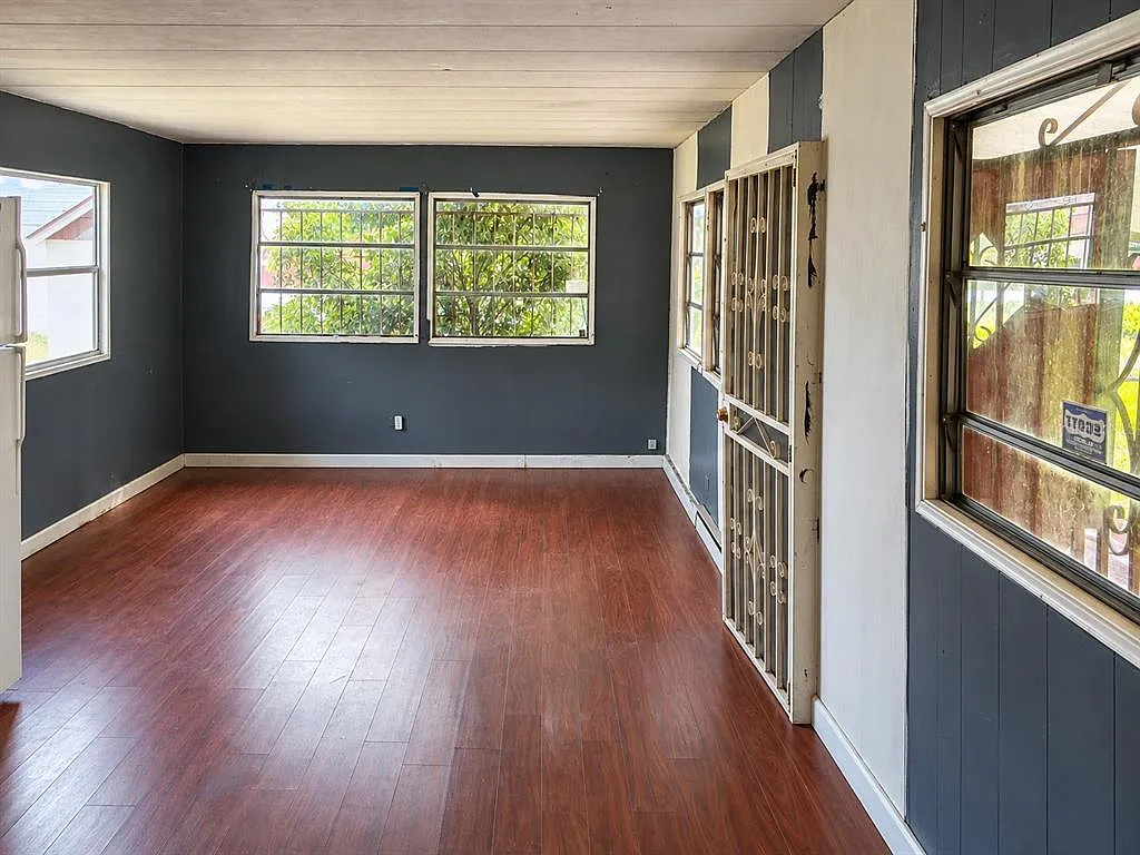 3 bed, 1.0 bath, 672 sqft, $1,000 — Photo 2