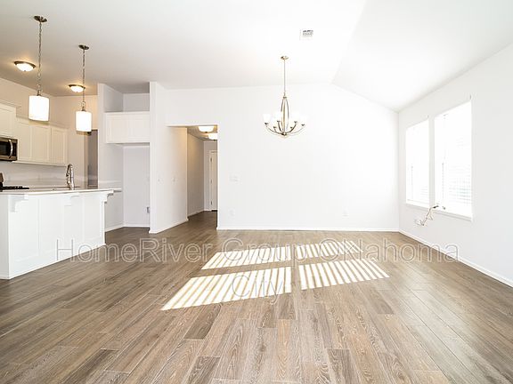 3rd image of 10721 NW 20th St