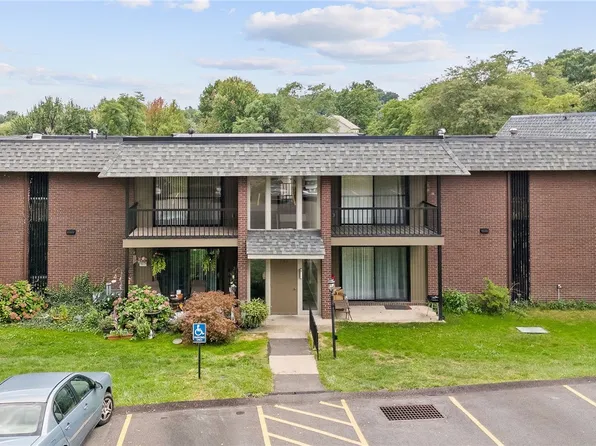 703 College Park Dr APT 10, Coraopolis, PA 15108