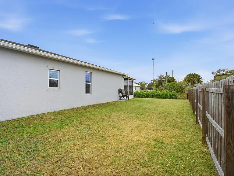 2220 SE Lucaya St — Photo 25