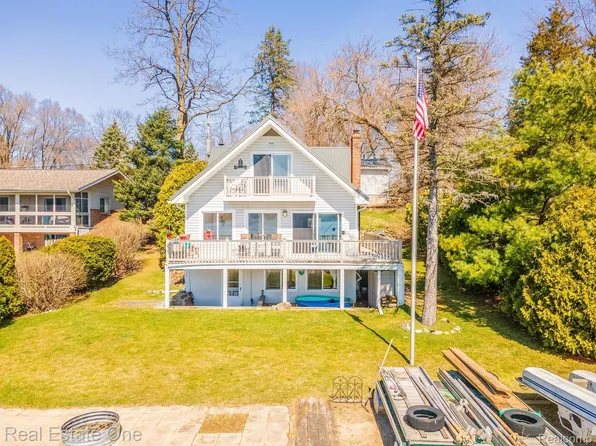 7508 Norene Dr, Whitmore Lake, MI 48189