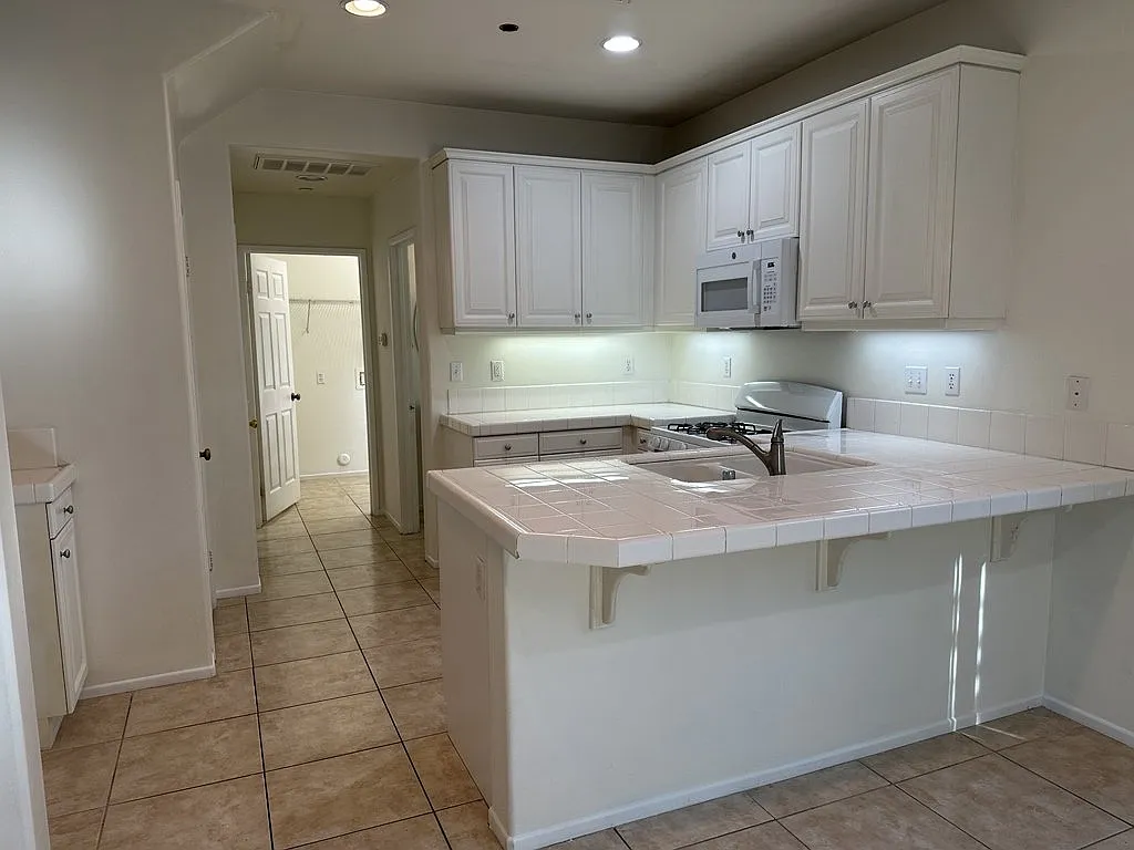 3 bed, 2.5 bath, 1598 sqft, $3,000 — Photo 2