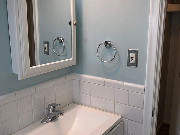 5th image of 3230-3230 Elmhurst Ave
