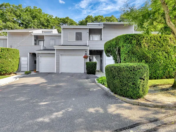 18 Vista Drive N, Manorville, NY 11949