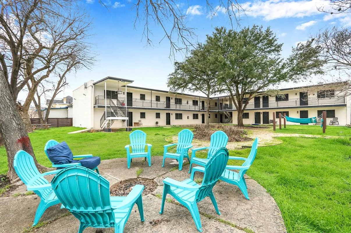 2 bed, 700 sqft, $1,350 — Photo 1