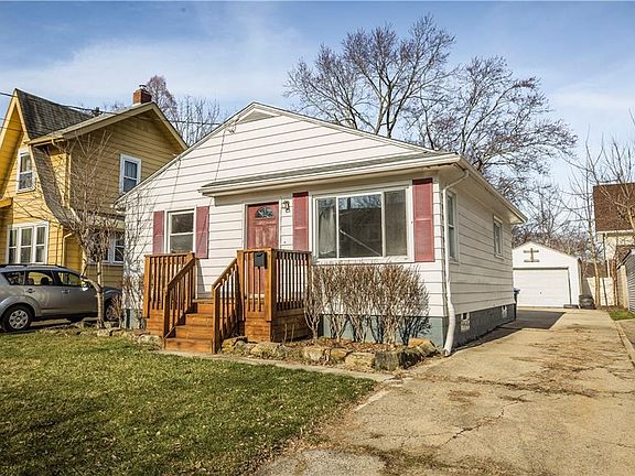3rd image of 549 Leslie Ave