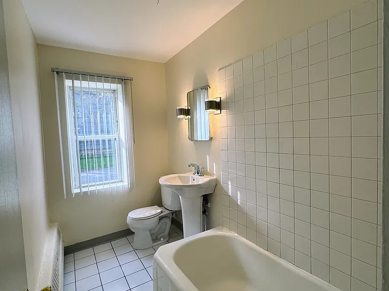 427 4th St SE #104 — Photo 7