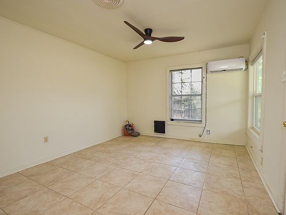 2nd image of 811 Akin St