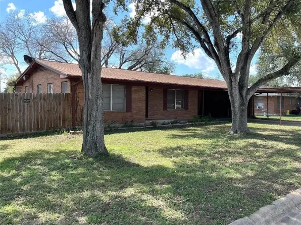 911 Mike St, George West, TX 78022