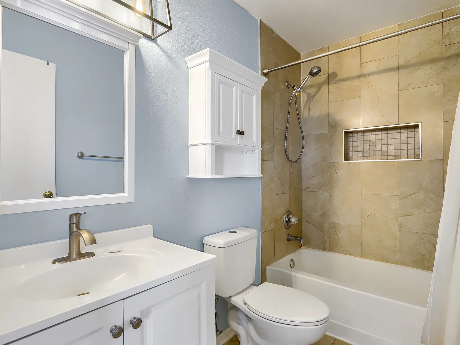 3 bed, 1400 sqft, $2,600 — Photo 3