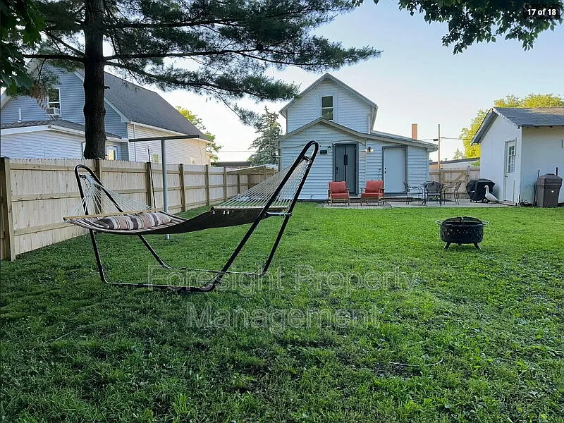 3 bed, 1.0 bath, 1395 sqft, $1,795 — Photo 3