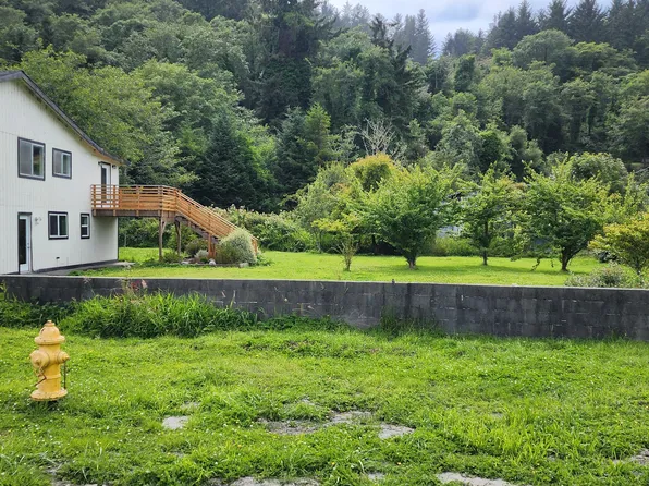 120 Hilton Rd, Orick, CA 95555