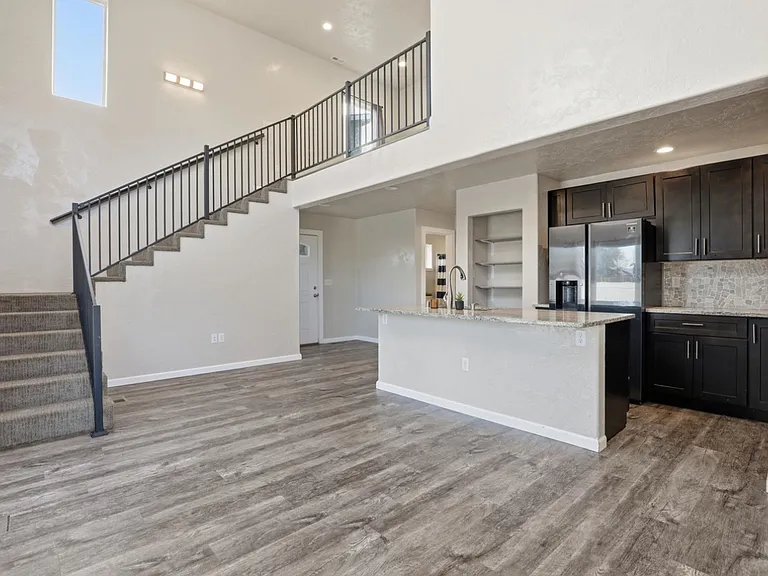 2725 N Miami Ct — Photo 2