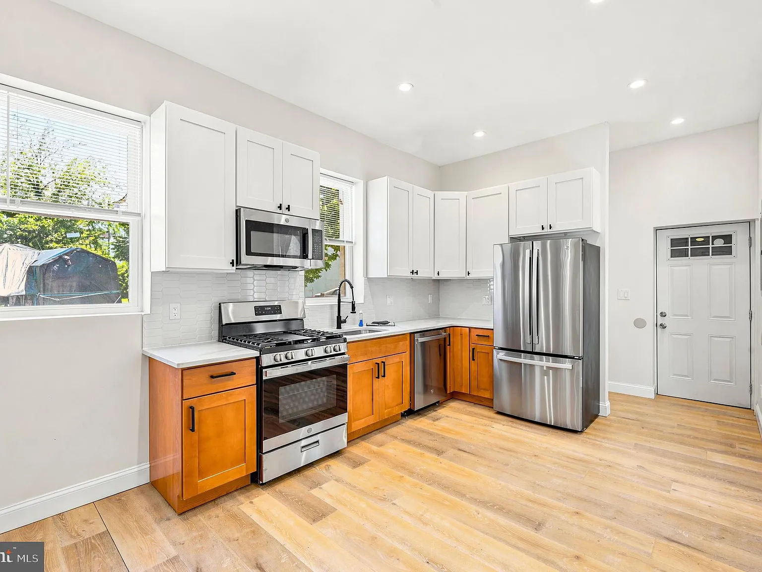 4 bed, 3.5 bath, 2242 sqft, $4,900 — Photo 3
