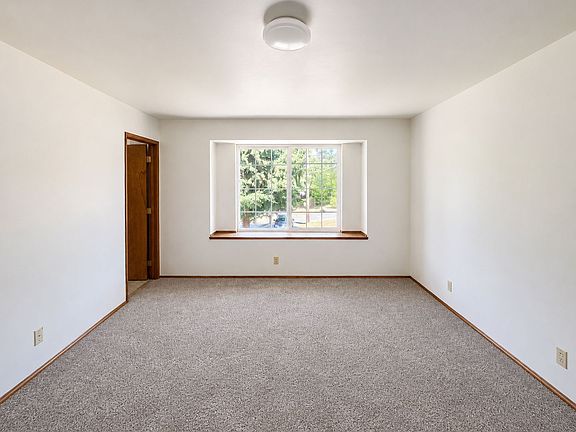 3rd image of 1817 NW Mulholland Blvd