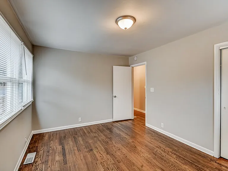 909 Winchester Dr — Photo 12