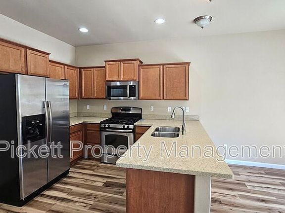 5th image of 102 Goldenrod St