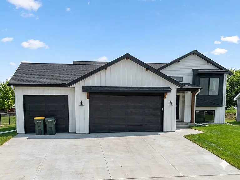 1842 Brandt Dr NE — Photo 1