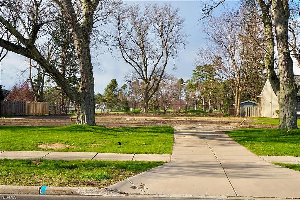 22824 Hilliard Blvd photo 1