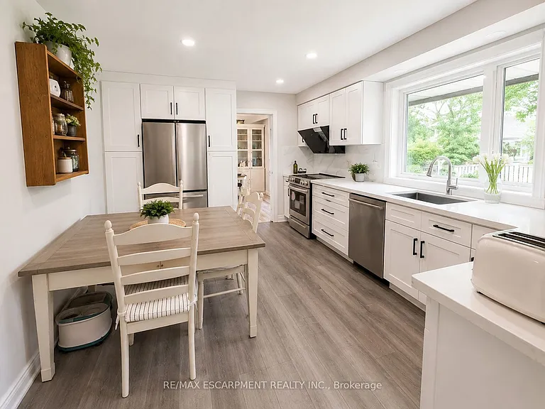 421 Canterbury Cres — Photo 7