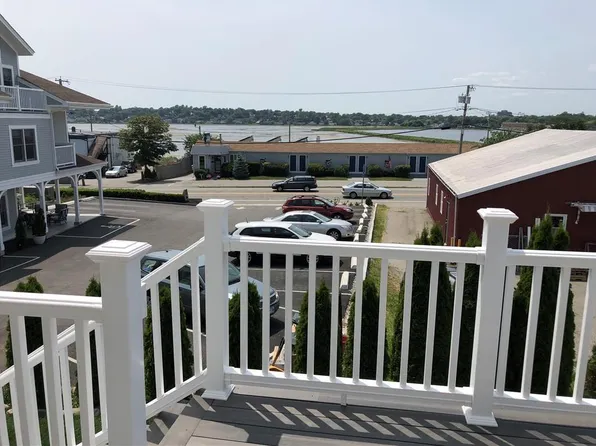 8 Seascape Ave, Middletown, RI 02842