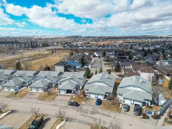 33 NE Stonegate Dr NW #4, Airdrie, AB T4B 2V6