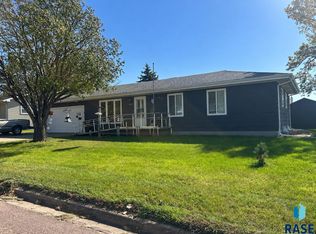 405 W College Ave, Howard, SD 57349