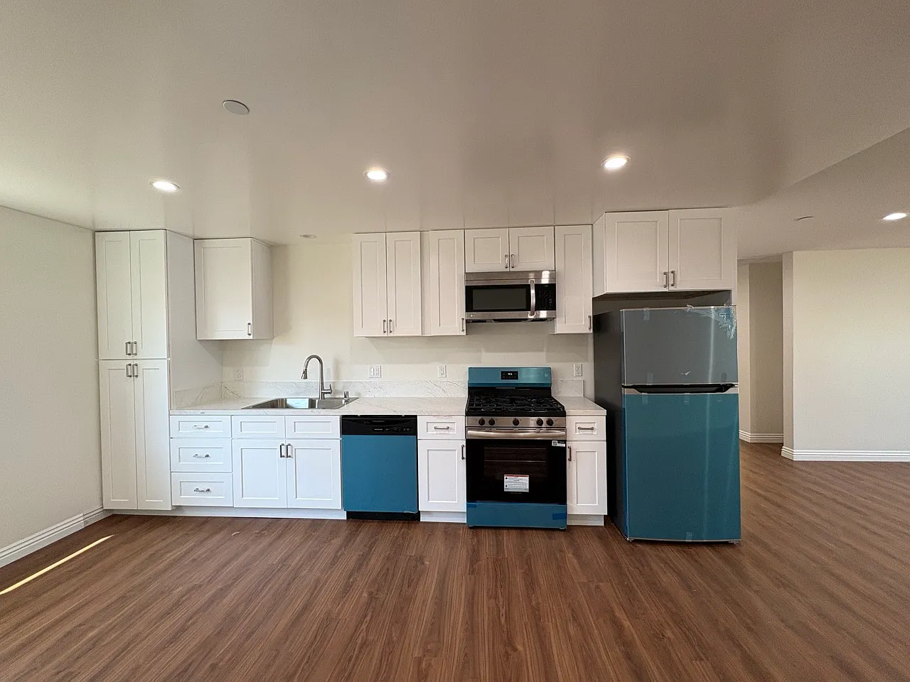 2 bed, 1040 sqft, $3,500 — Photo 2