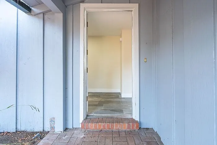 2 bed, 2.0 bath, 1000 sqft, $5,000 — Photo 2