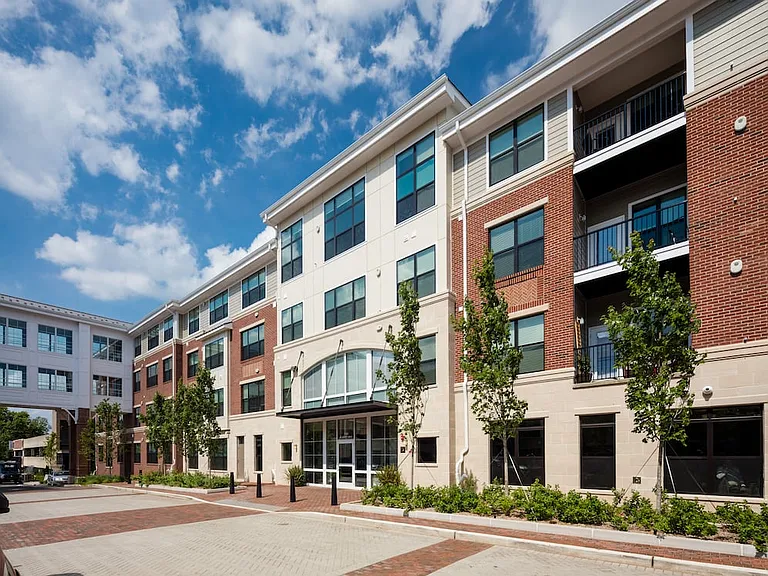 Leasing Exterior
