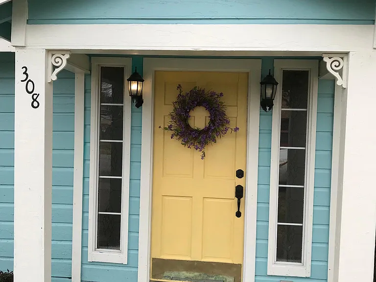 308 W Elm St — Photo 2