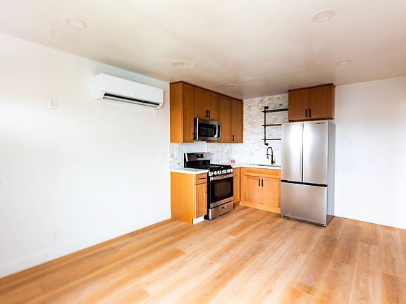 3rd image of 780 E Walton St #B