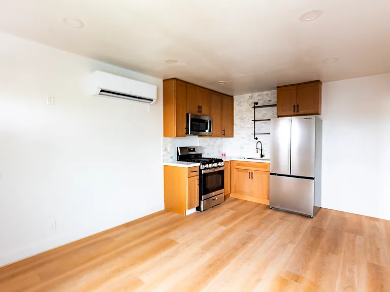 780 E Walton St #B — Photo 3