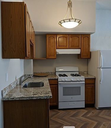 2nd image of 1115 Stockton St #202