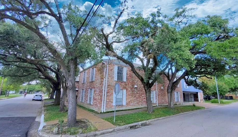 1 bed, 1.0 bath, 8000 sqft, $1,025 — Photo 2
