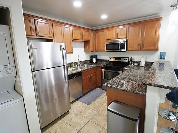 4th image of 800 N Mollison Ave Unit 35