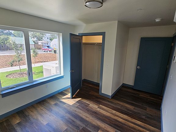 5th image of 1329 Defoe St #101