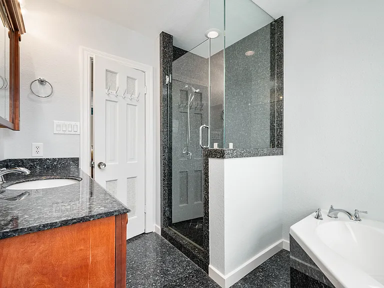 218 Mary Louise Dr — Photo 16