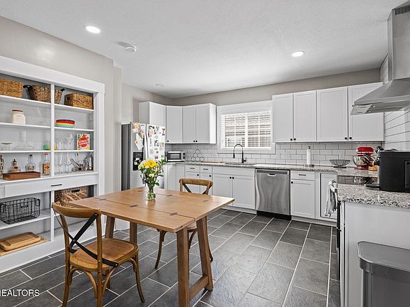 4th image of 935 E Churchwell Ave