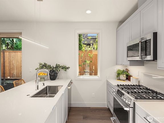 4th image of 641 18th Avenue W