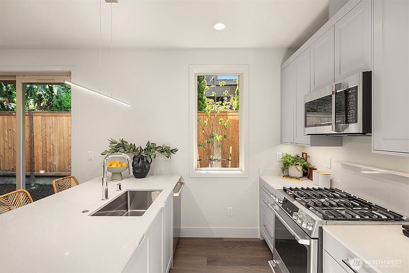 4th image of 641 18th Avenue W